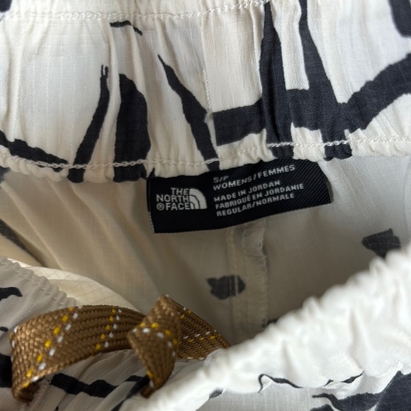 NWOT The North Face Black and White Athletic Shorts - Picture 6 of 7